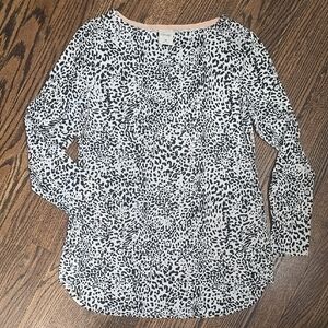 🌟7/25$ SOMA Modern Leopard XS White Black Long Sleeve Pull Over Tee Relaxed